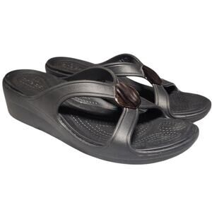 Crocs Sanrah Wedge Sandals Womens Size 8 Black Y2K Outdoor Metallic Accent